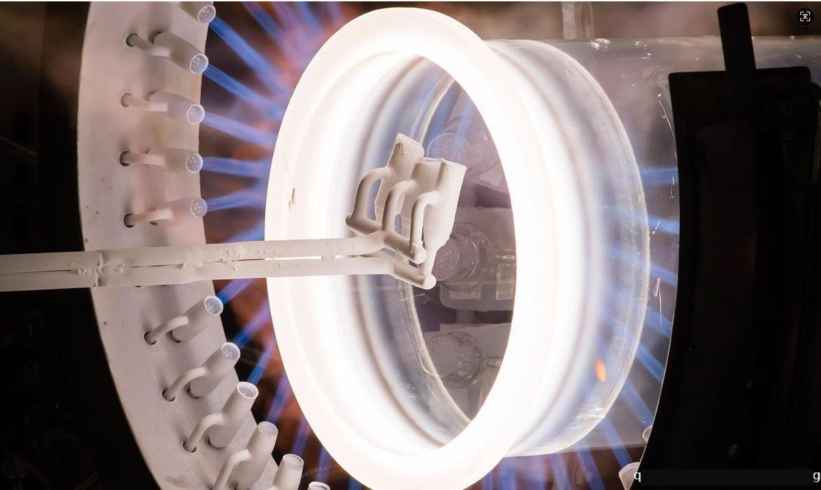 Quais são as diversas aplicações do quartzo na fabricação de semicondutores?