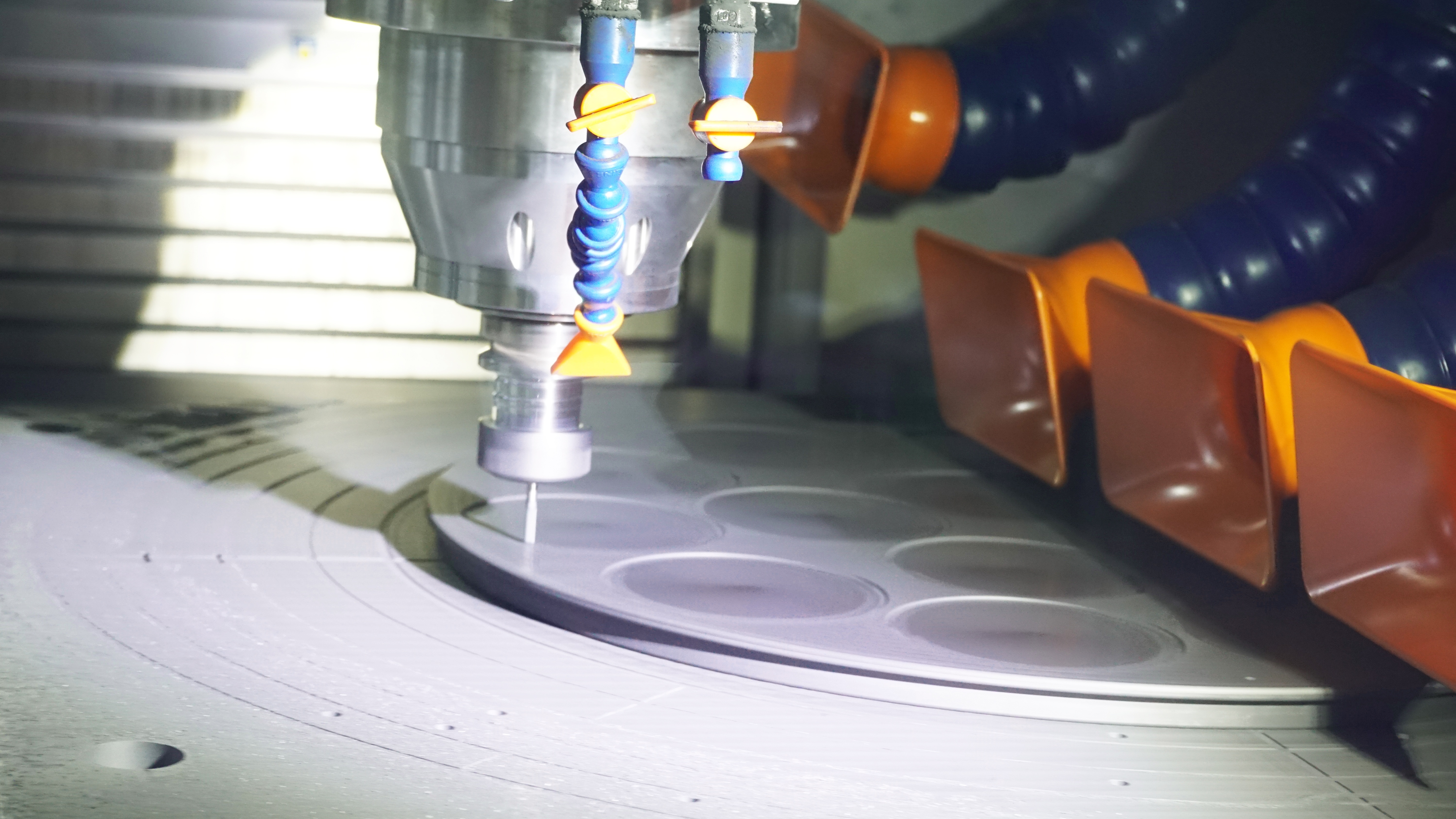 Por dentro da oficina de usinagem de precisão CNC VETEK: Construindo a base de componentes semicondutores de alta pureza